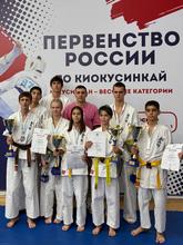 Фото спортсменов с тренером